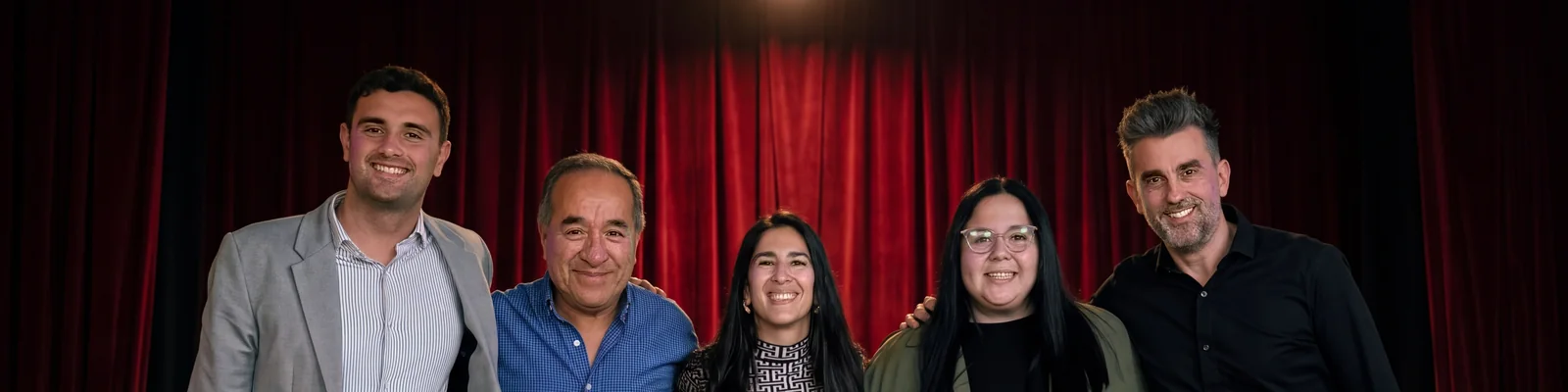 Sole, Edu y el equipo de La mañana del mercado en el escenario del teatro