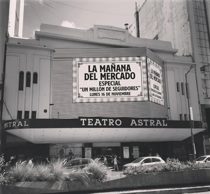 Marquesina del Teatro Astral con La mañana del mercado, especial Un millón de seguidores